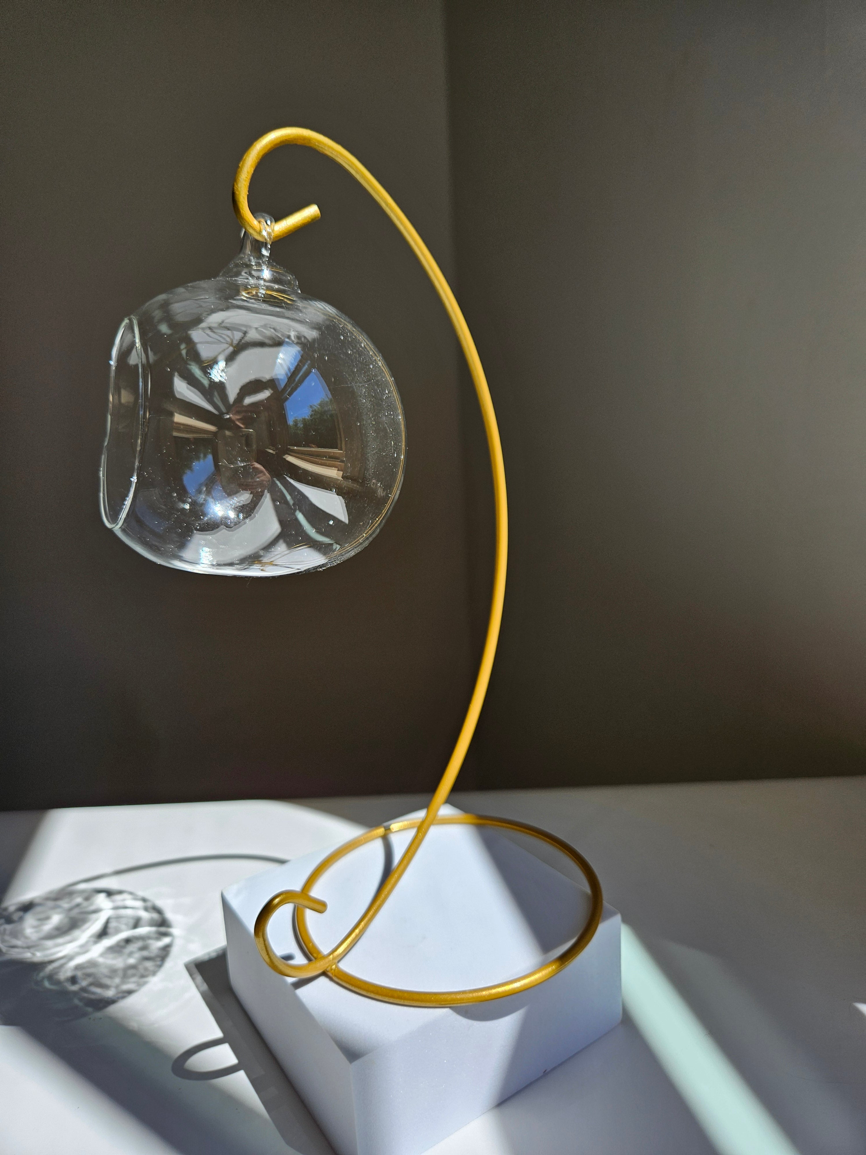 Hanging Globe | gold stand