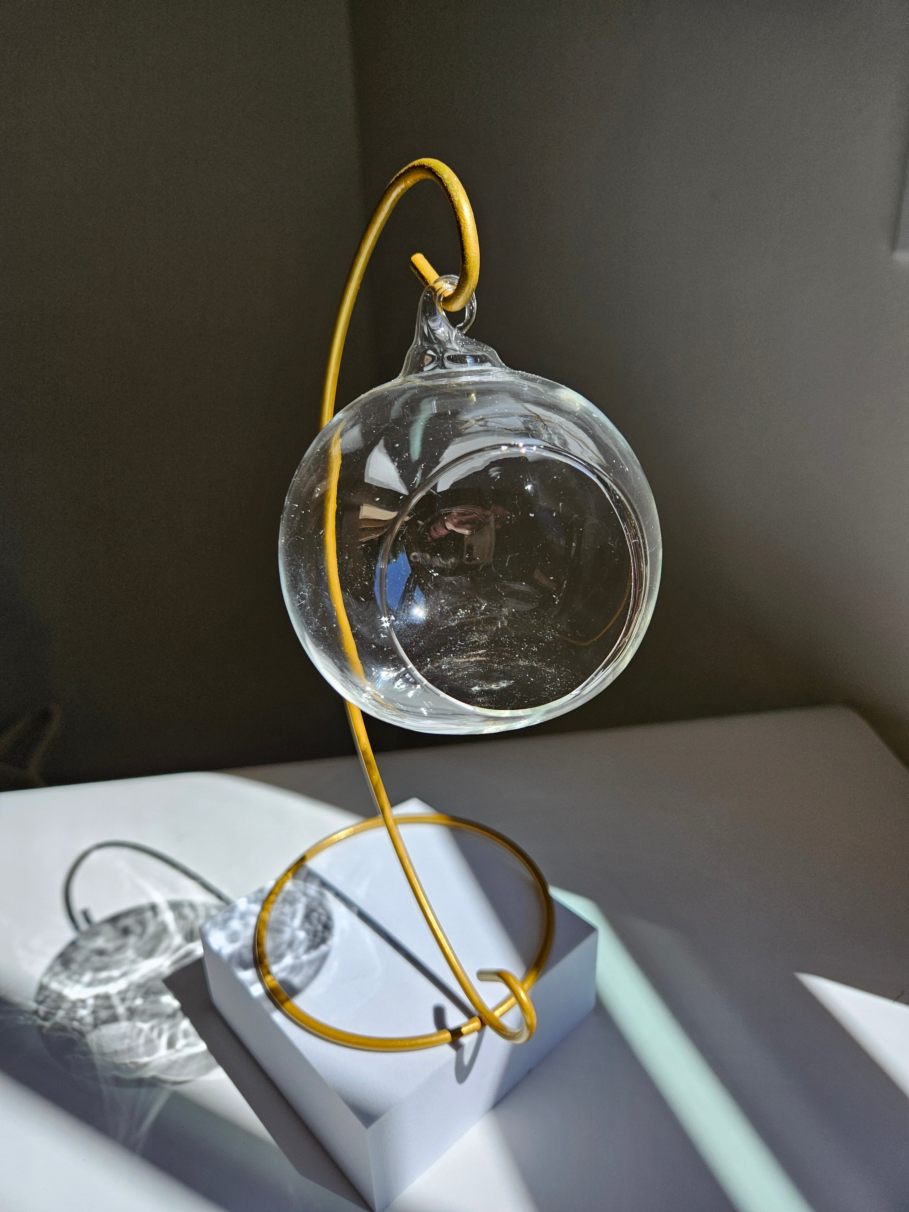 Hanging Globe | gold stand