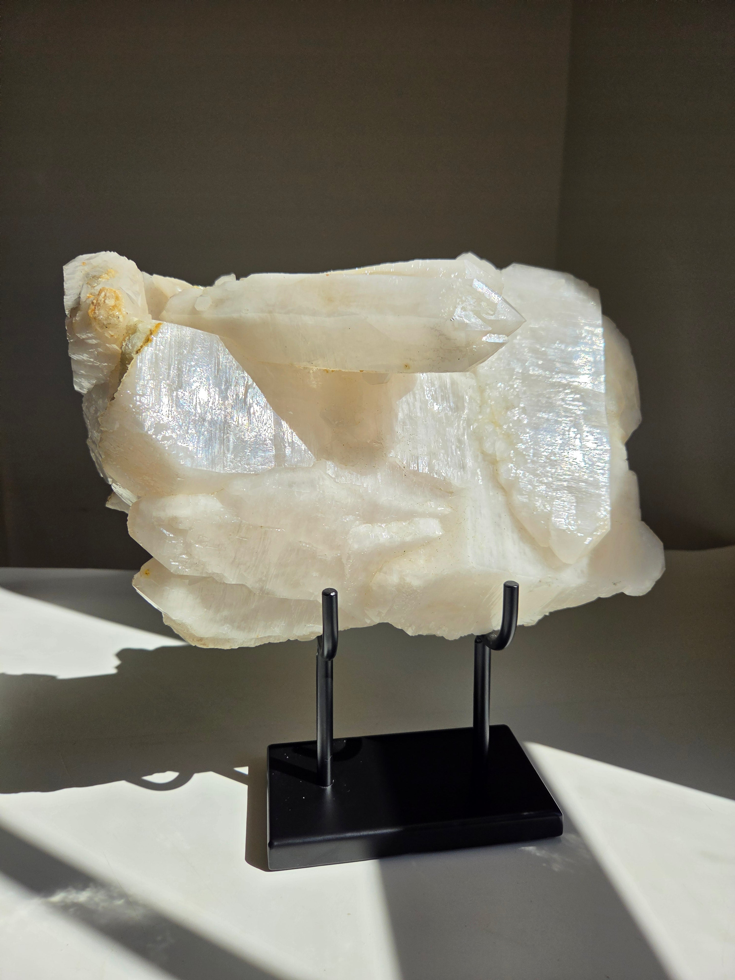Quartz x Albite Statement on Stand