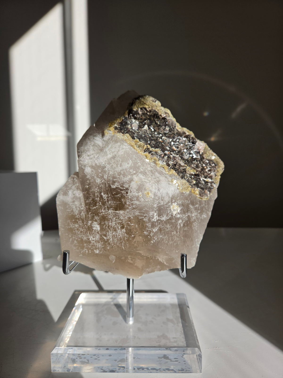 Quartz x Golden Mica on stand 008