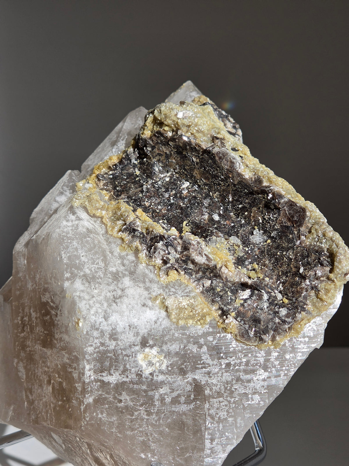 Quartz x Golden Mica on stand 008