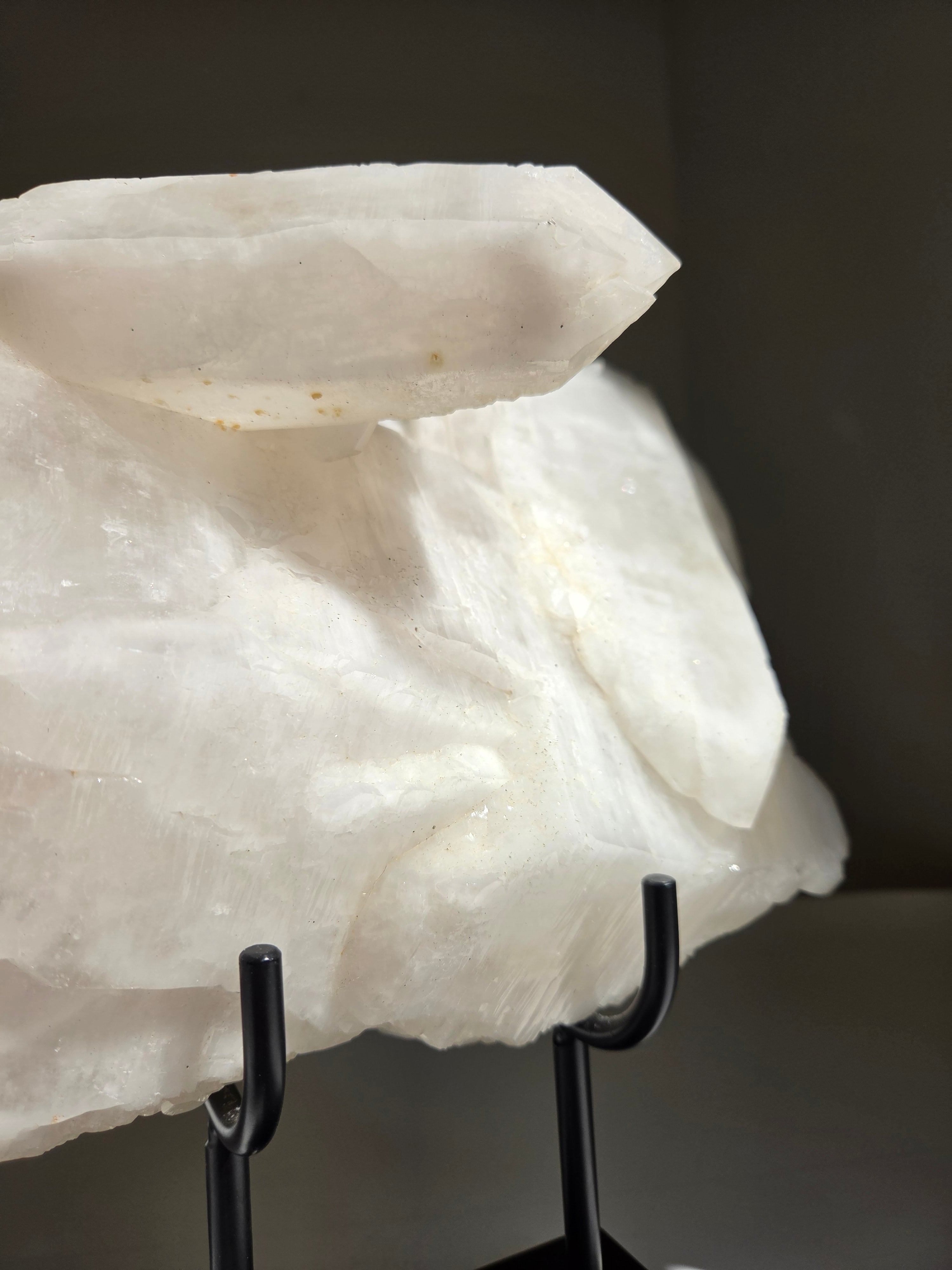 Quartz x Albite Statement on Stand