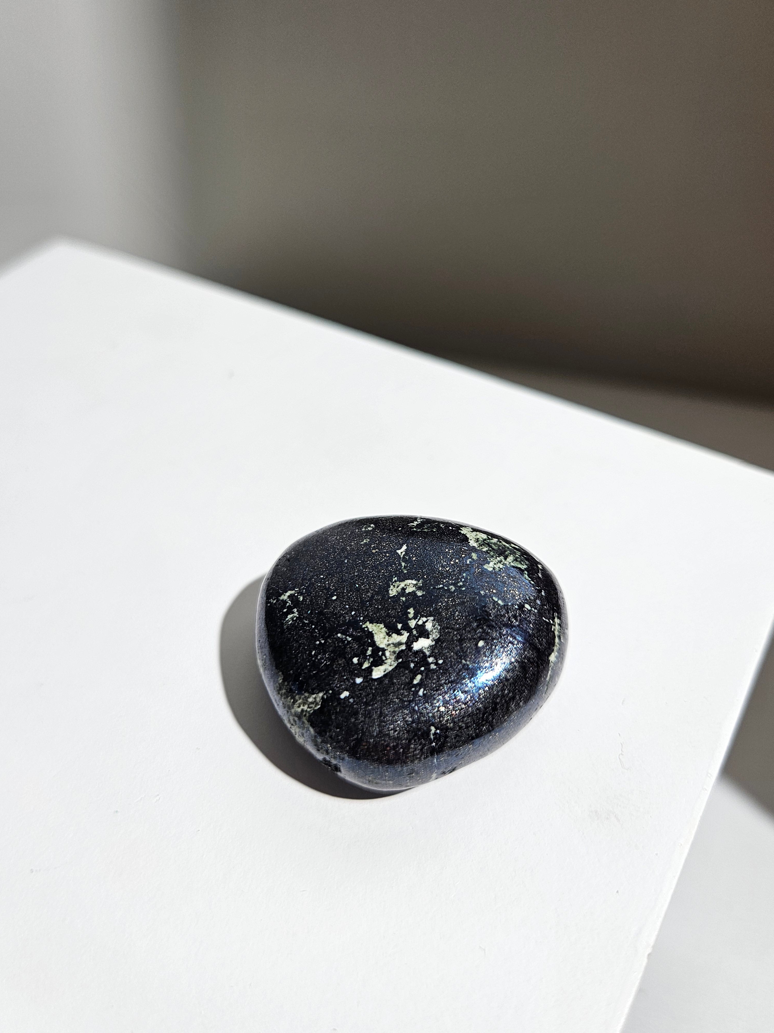 Peruvian Covelite Palmstone 002