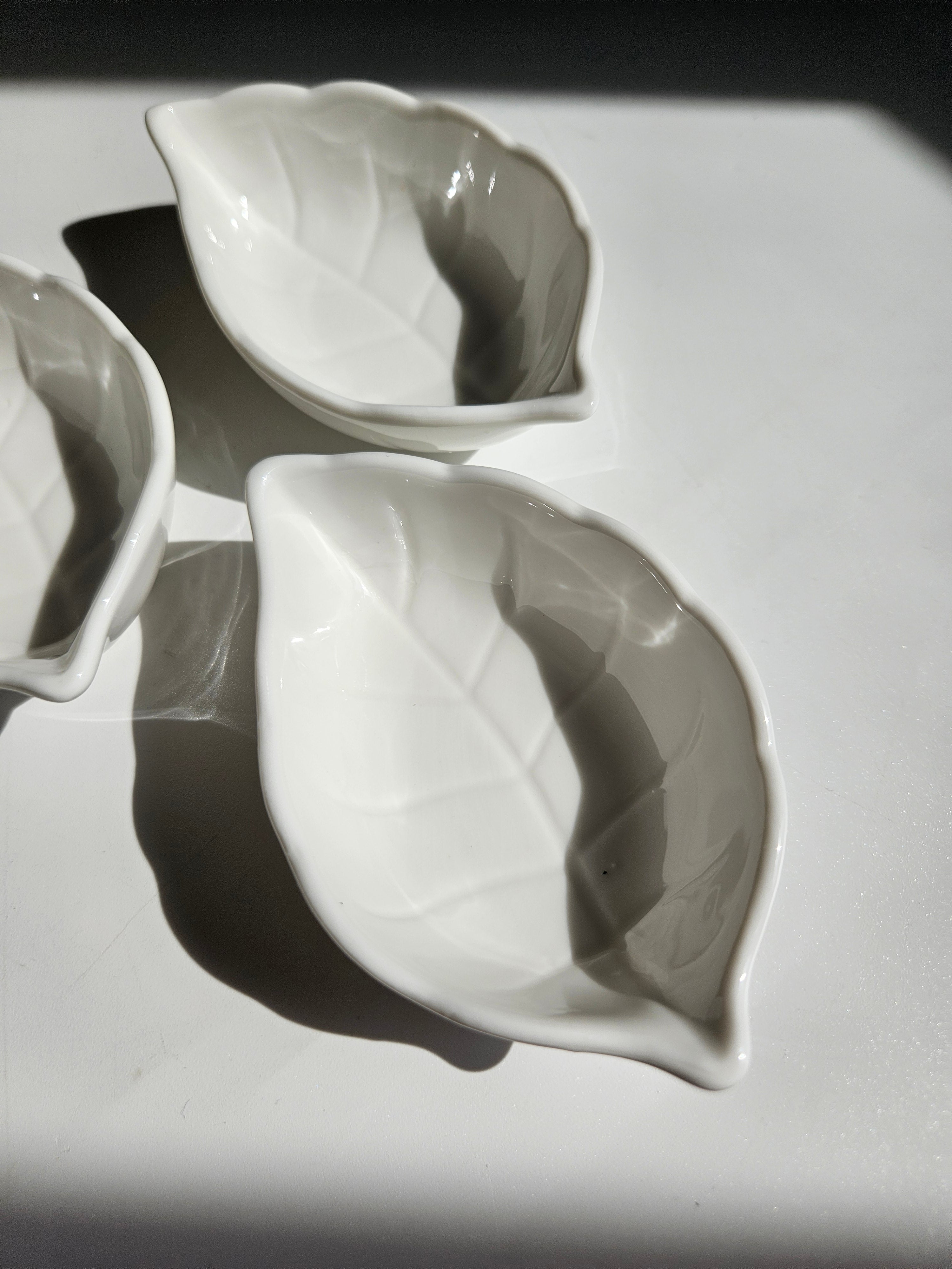 White leaf dish
