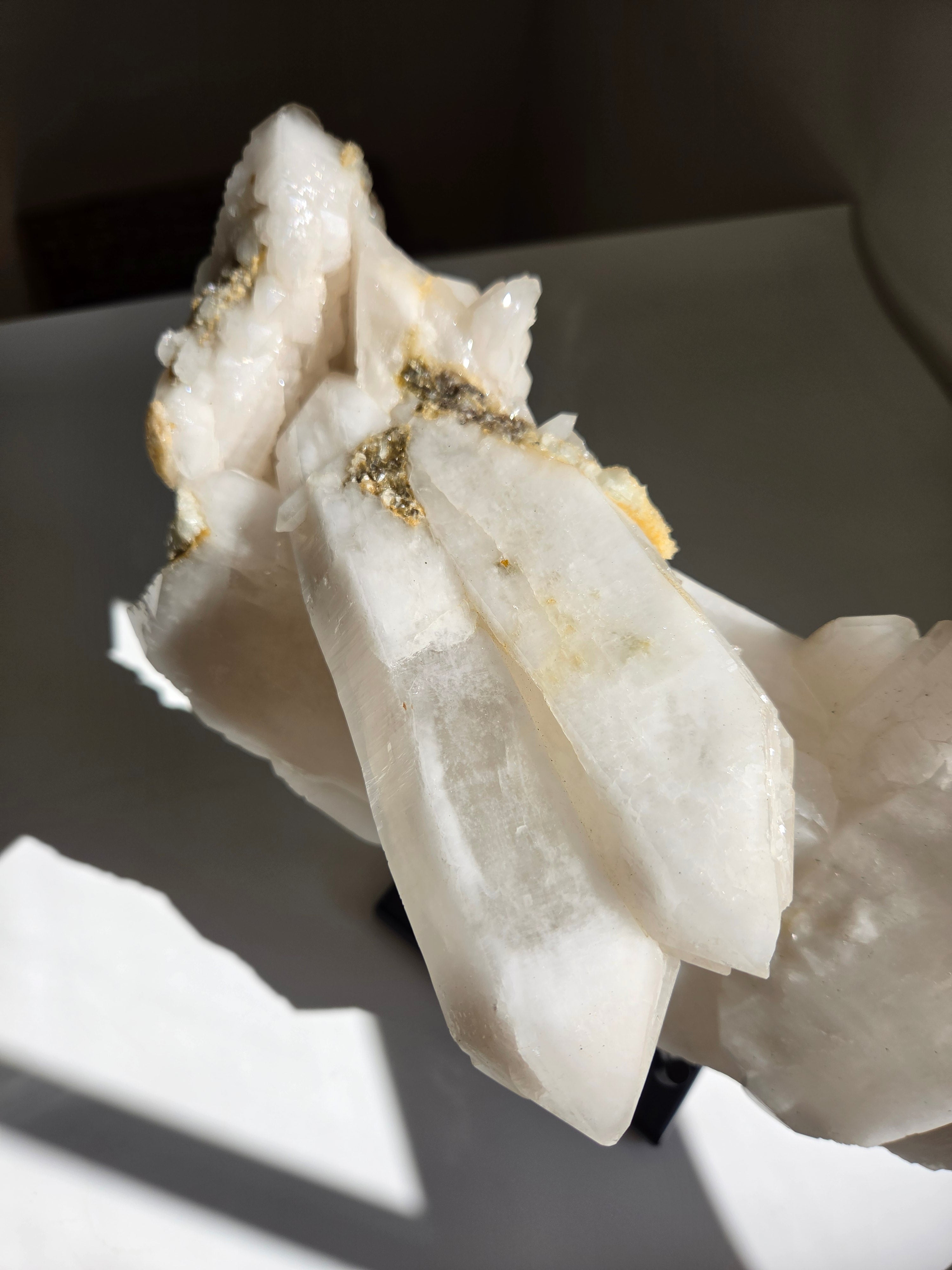 Quartz x Albite Statement on Stand