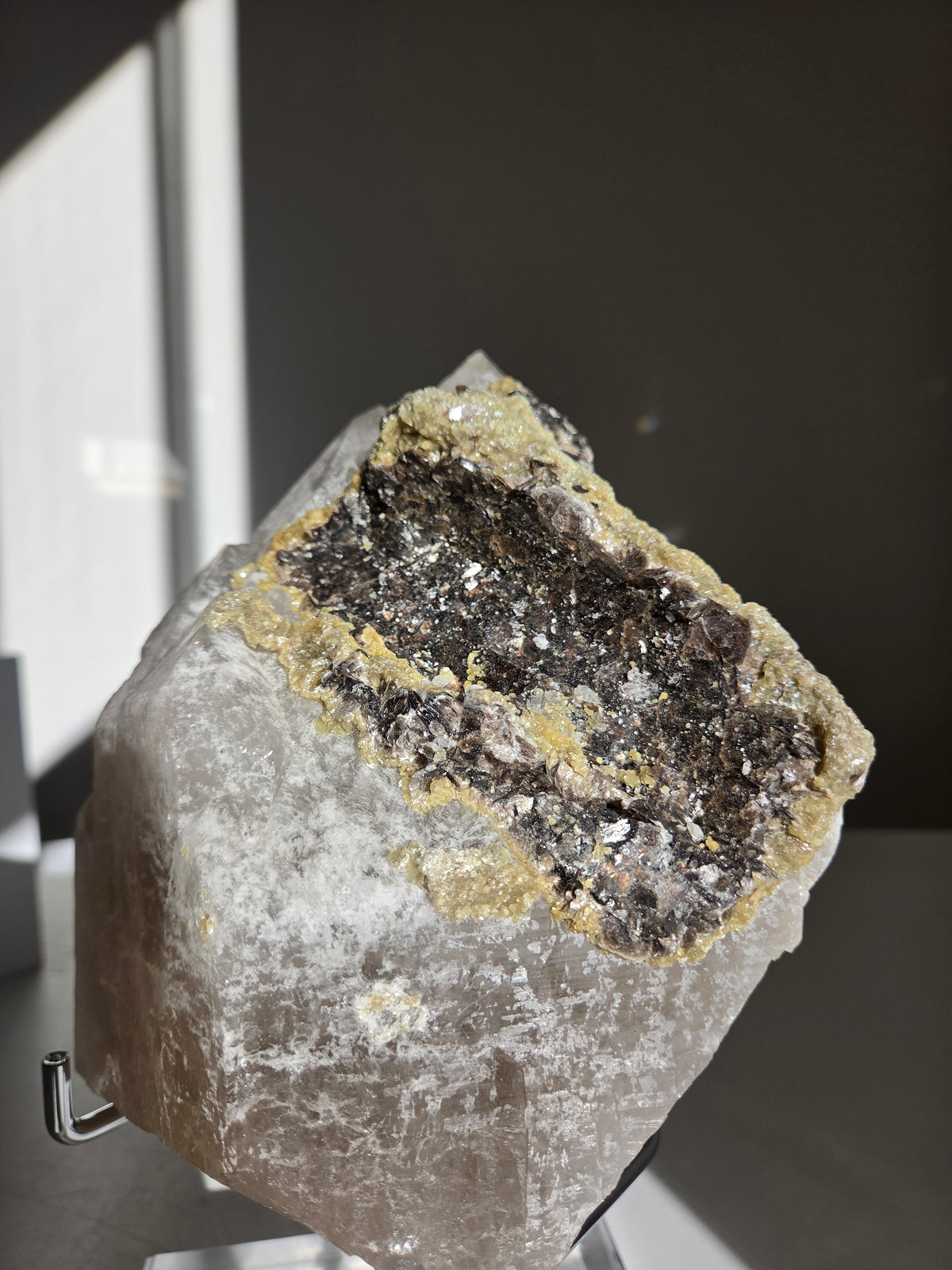 Quartz x Golden Mica on stand 008