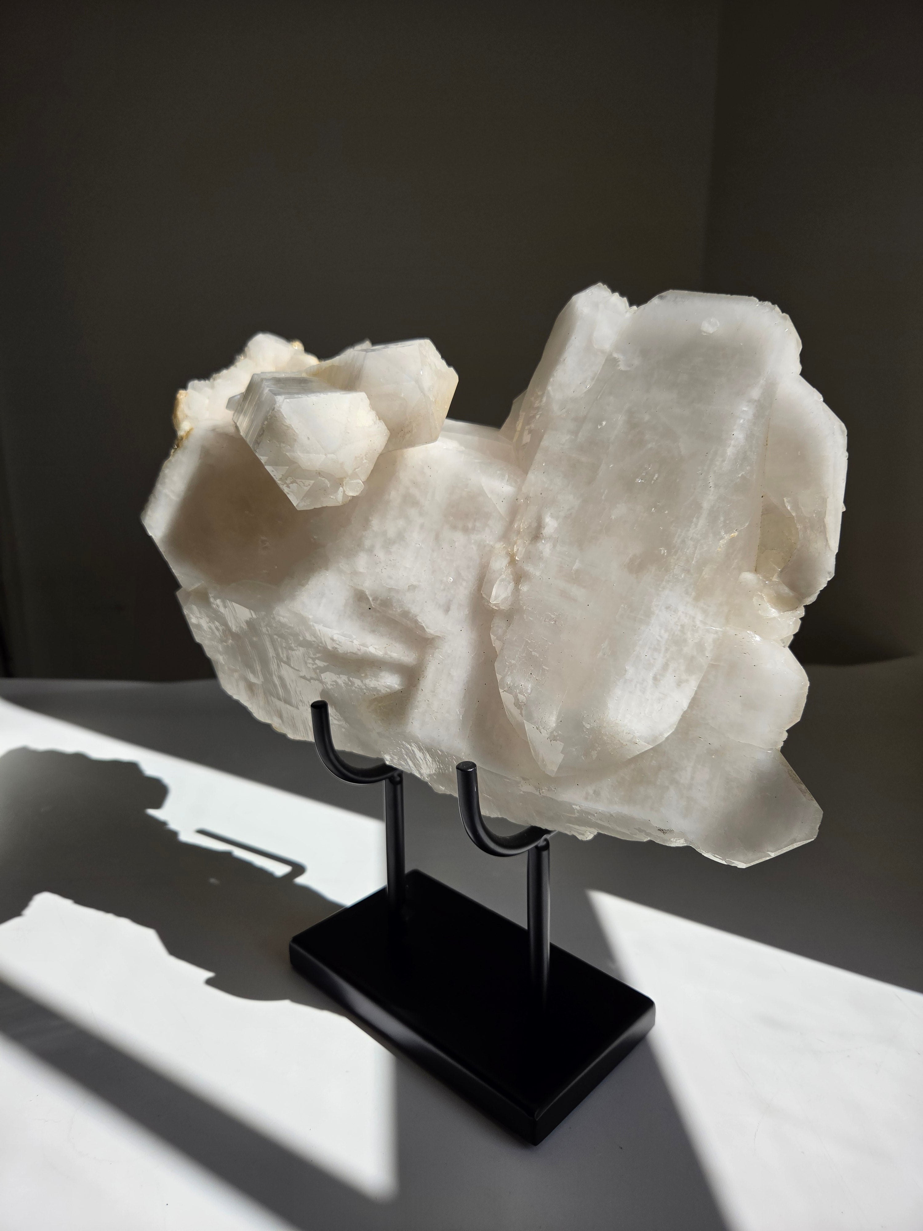 Quartz x Albite Statement on Stand