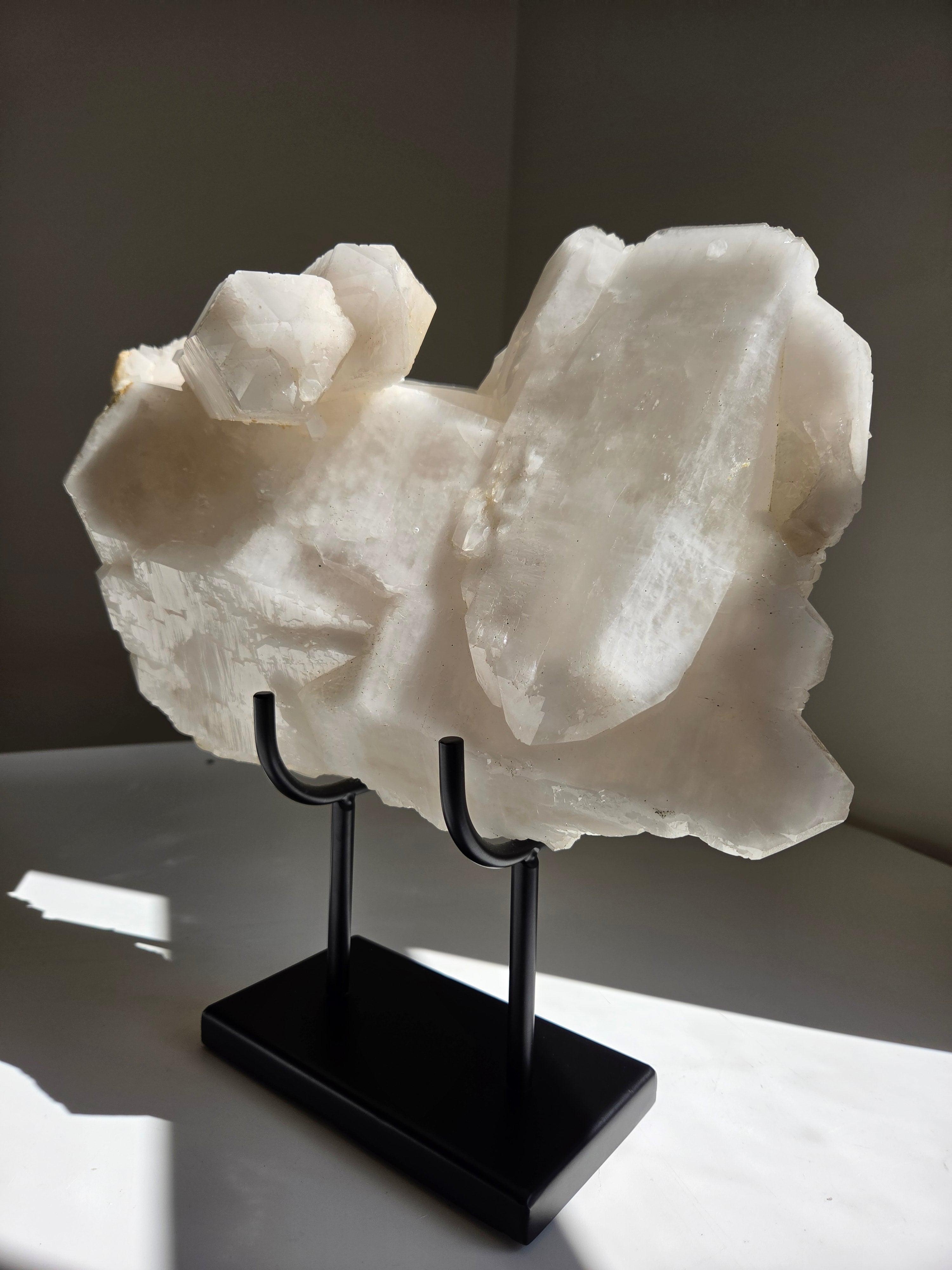 Quartz x Albite Statement on Stand