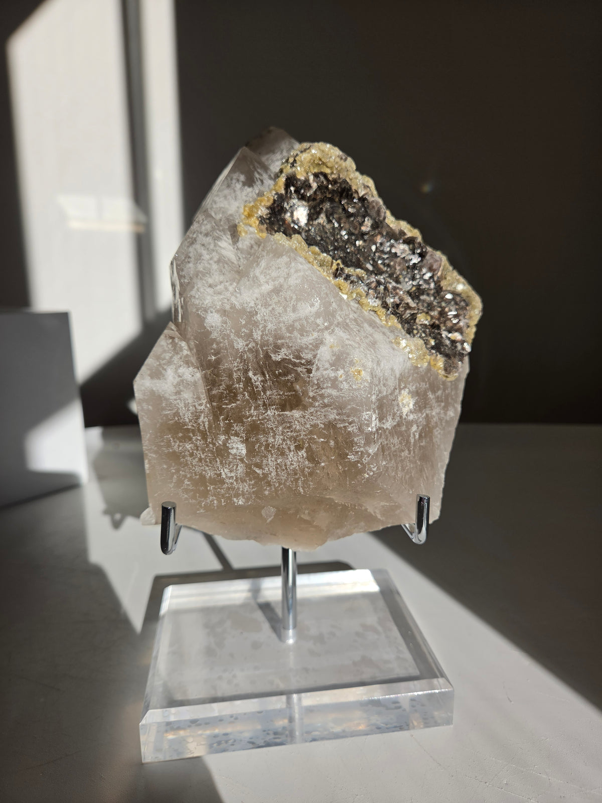 Quartz x Golden Mica on stand 008