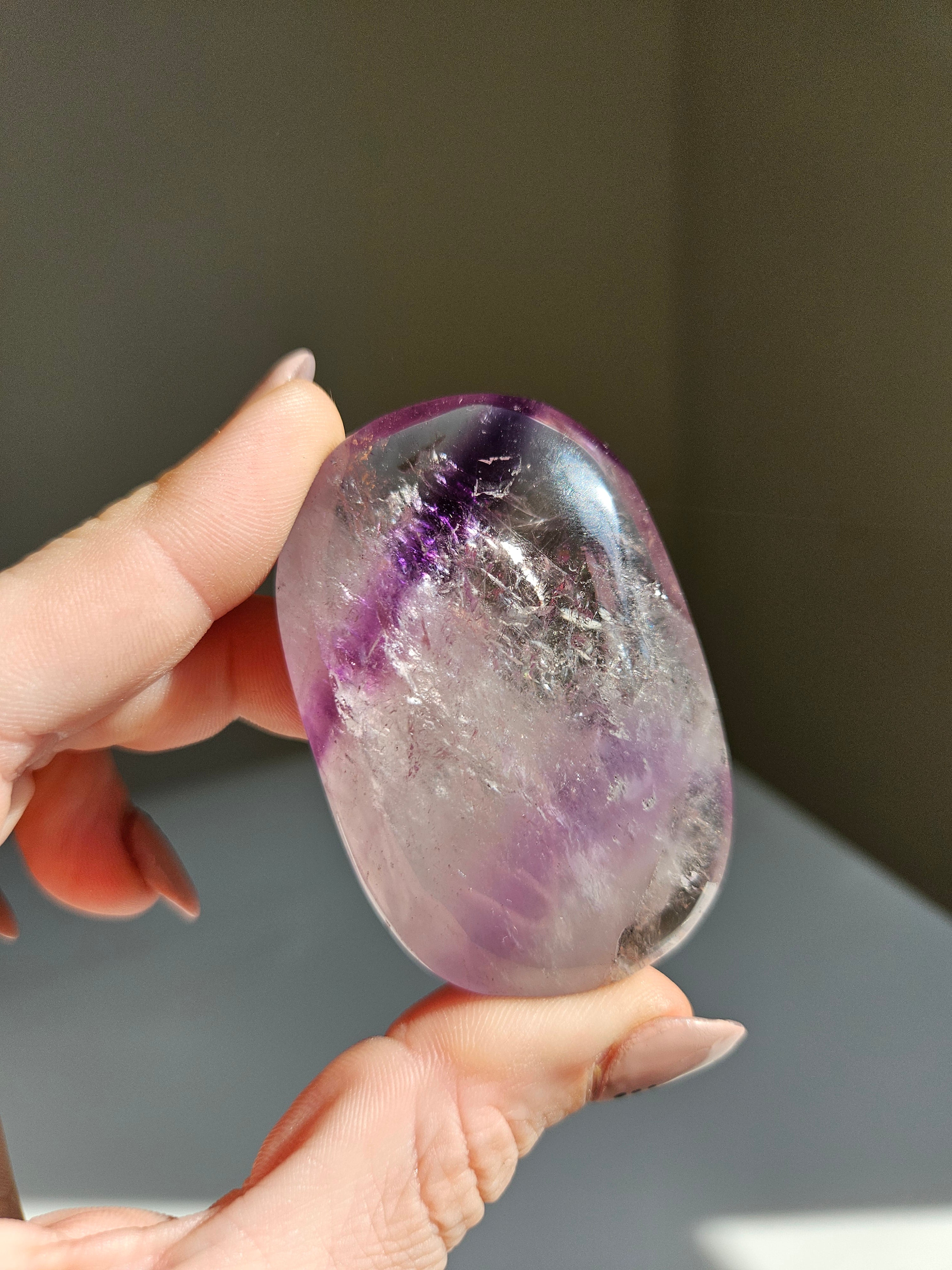 Phantom Amethyst palmstone 008