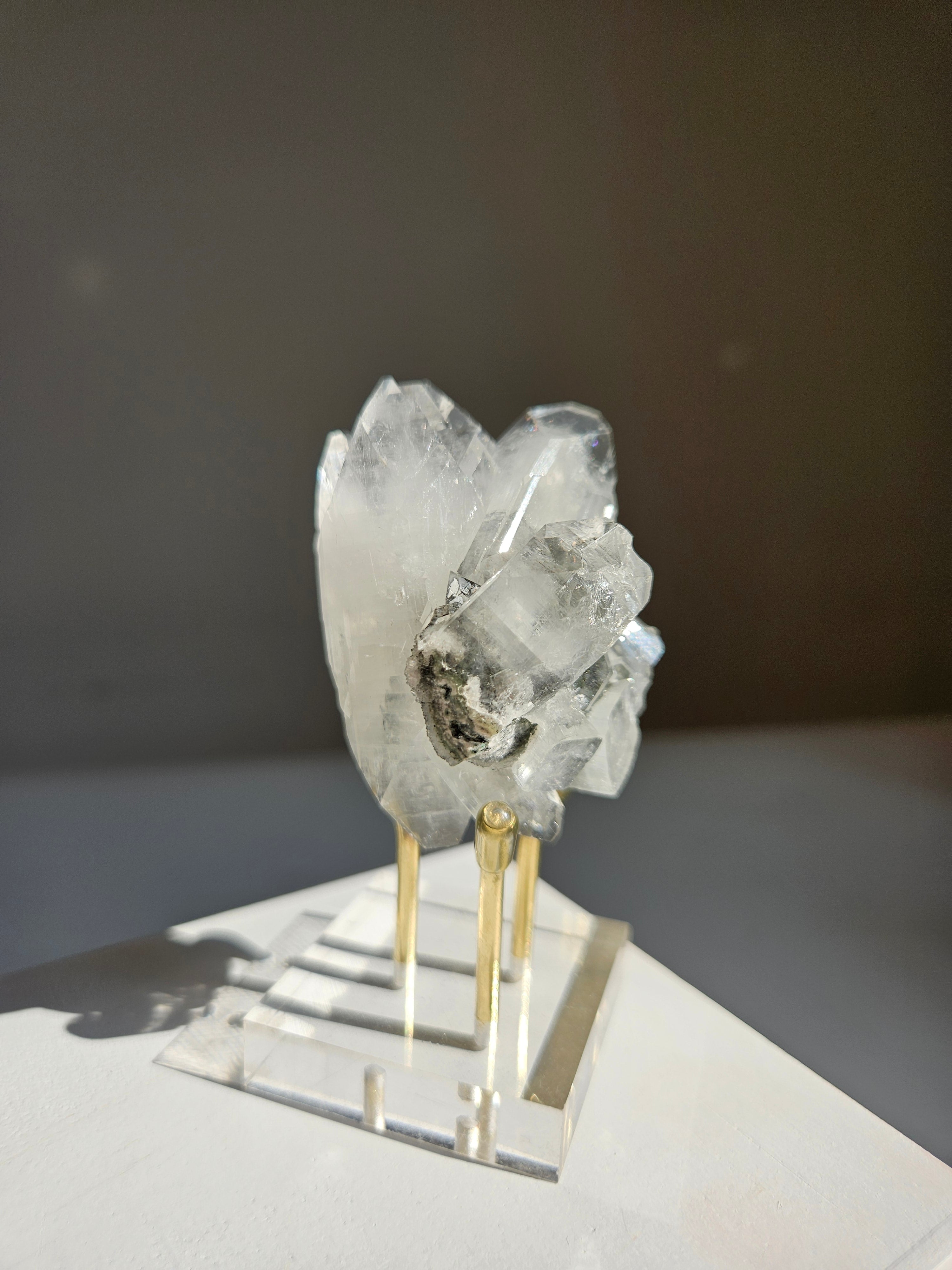 Apophyllite on Black Chalcedony 003
