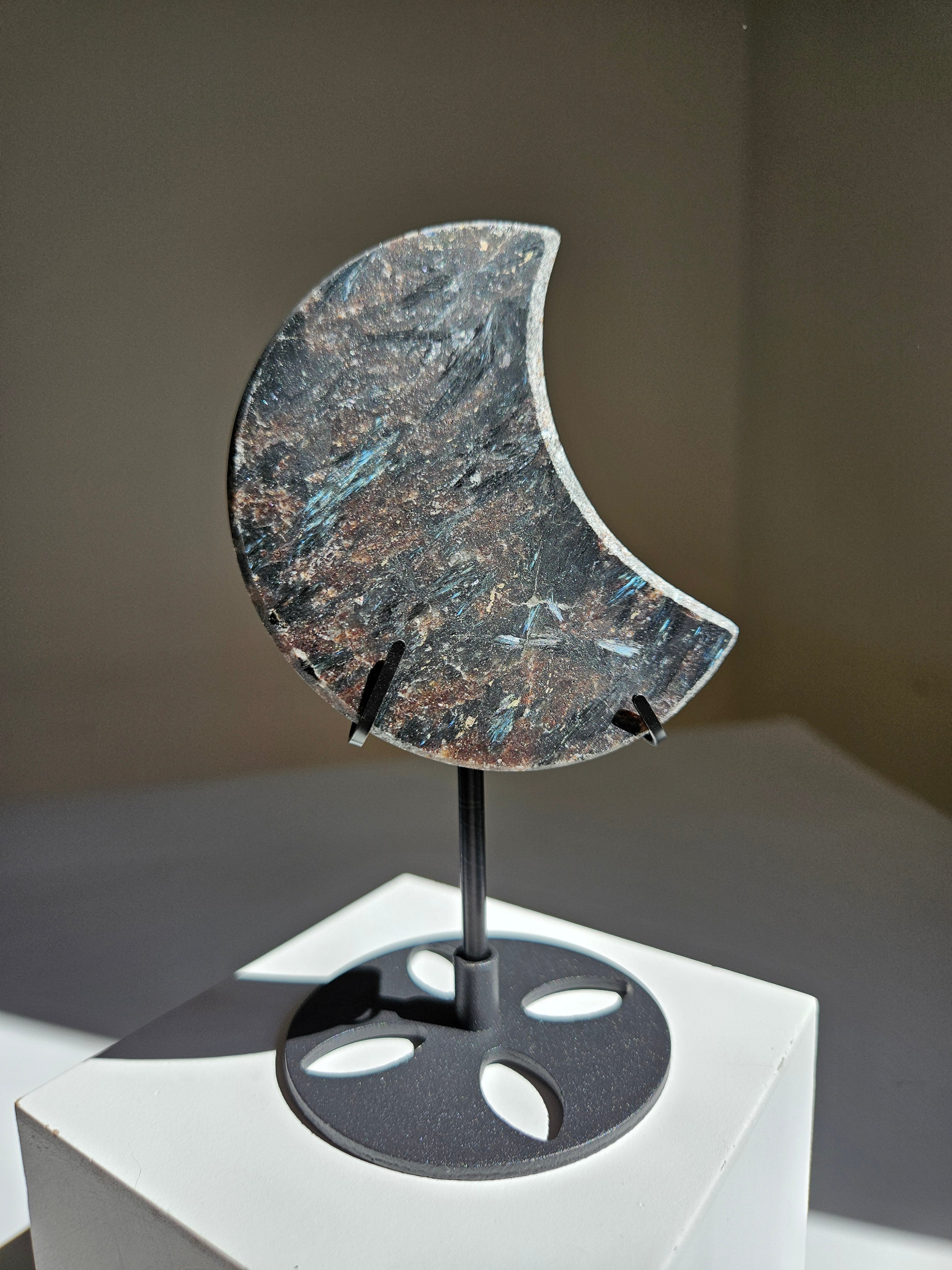 Arfvedsonite Moon 003