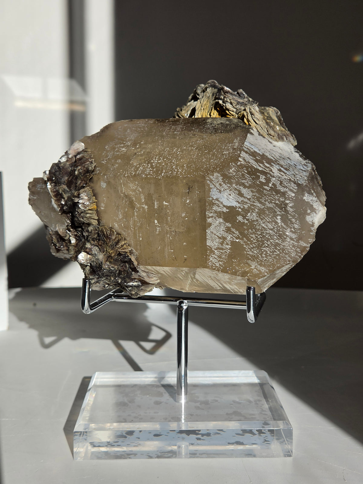 Quartz x Golden Mica on stand 009