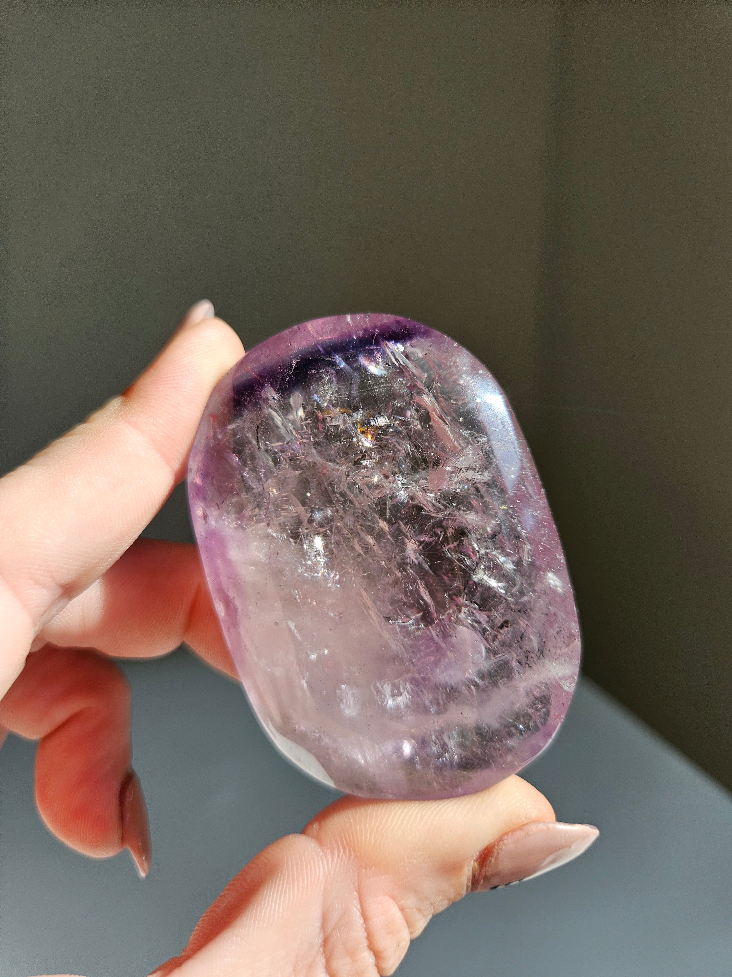 Phantom Amethyst palmstone 009