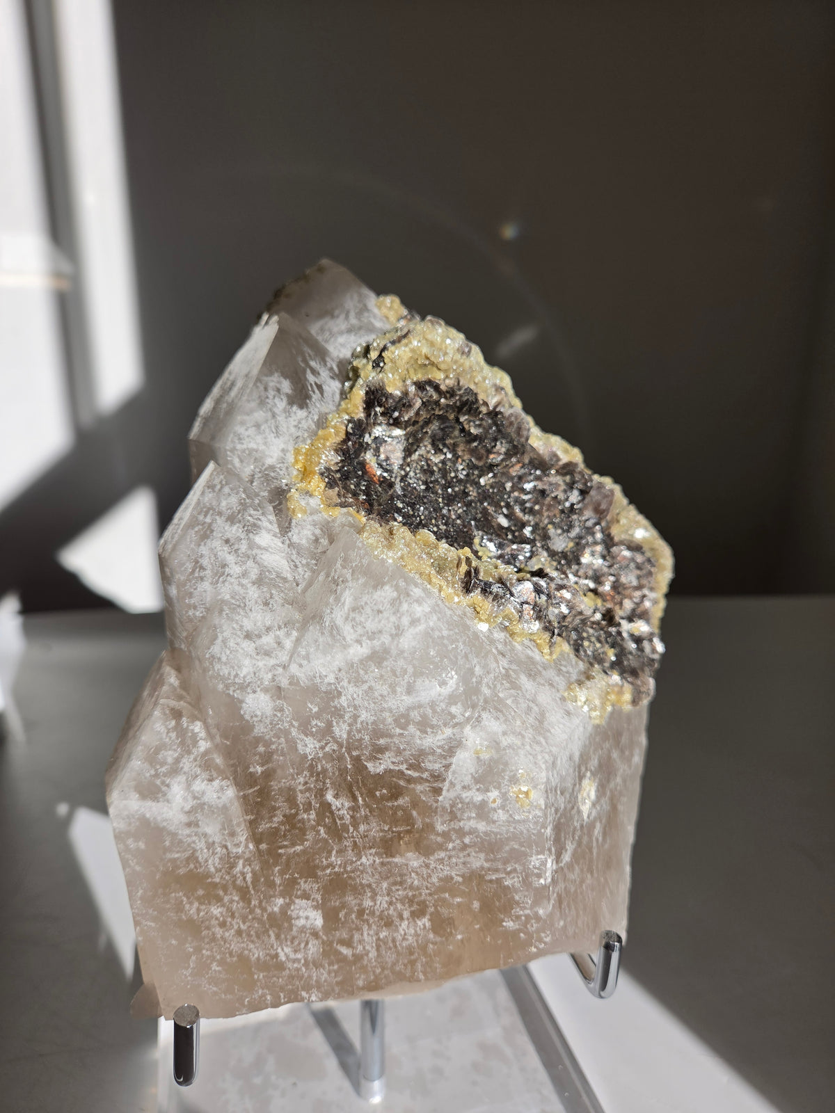 Quartz x Golden Mica on stand 008
