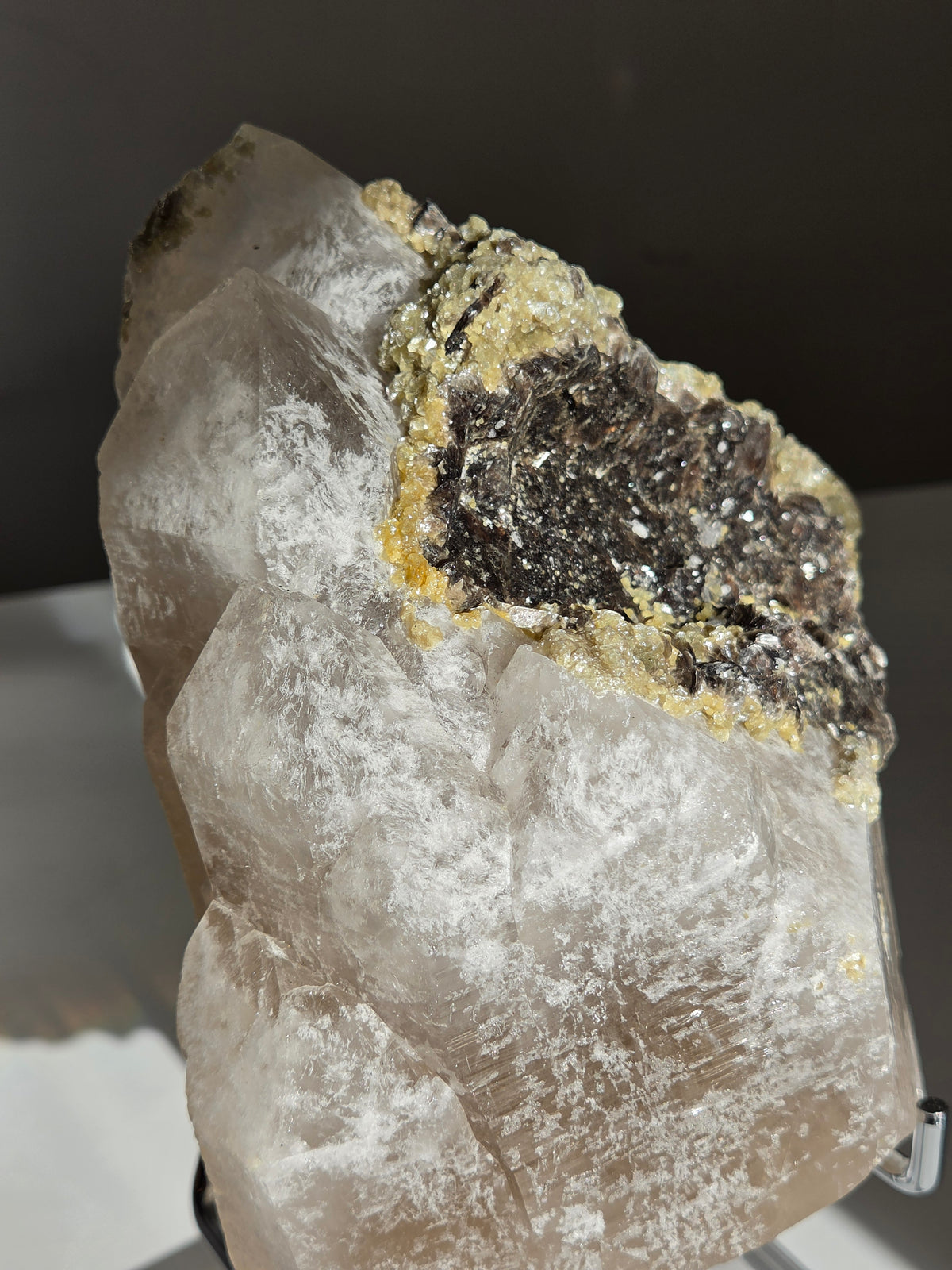 Quartz x Golden Mica on stand 008