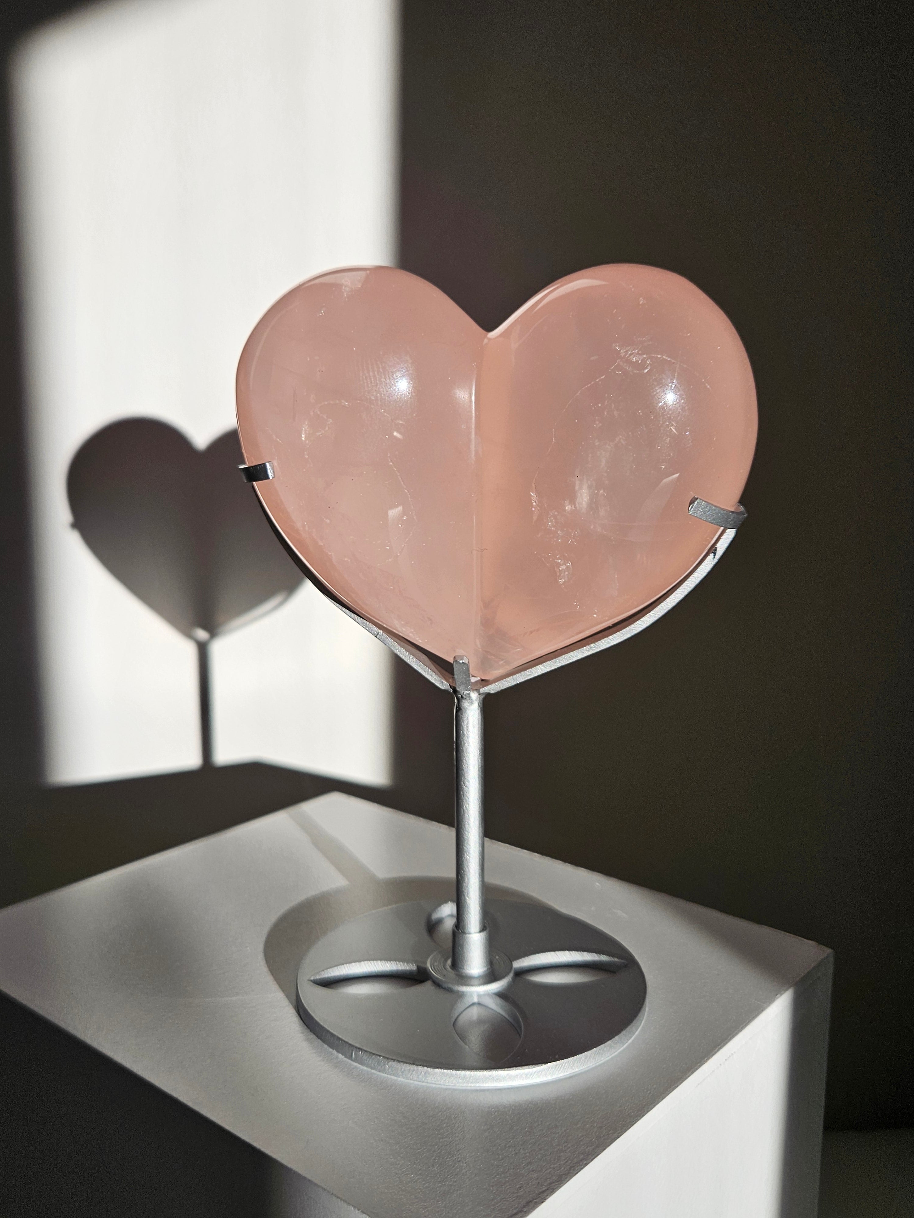 Rose Quartz Heart on Stand 001