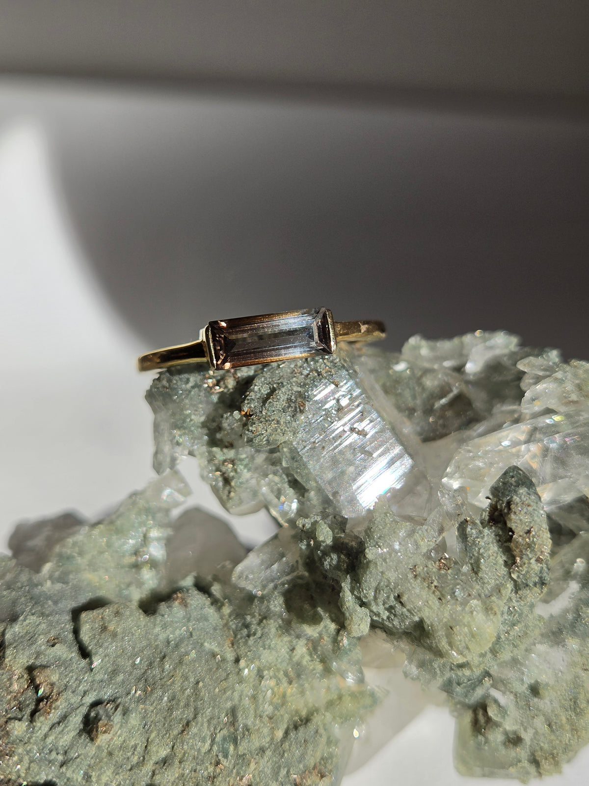 Size ten 1\2 | Smoky Ring | gold 052