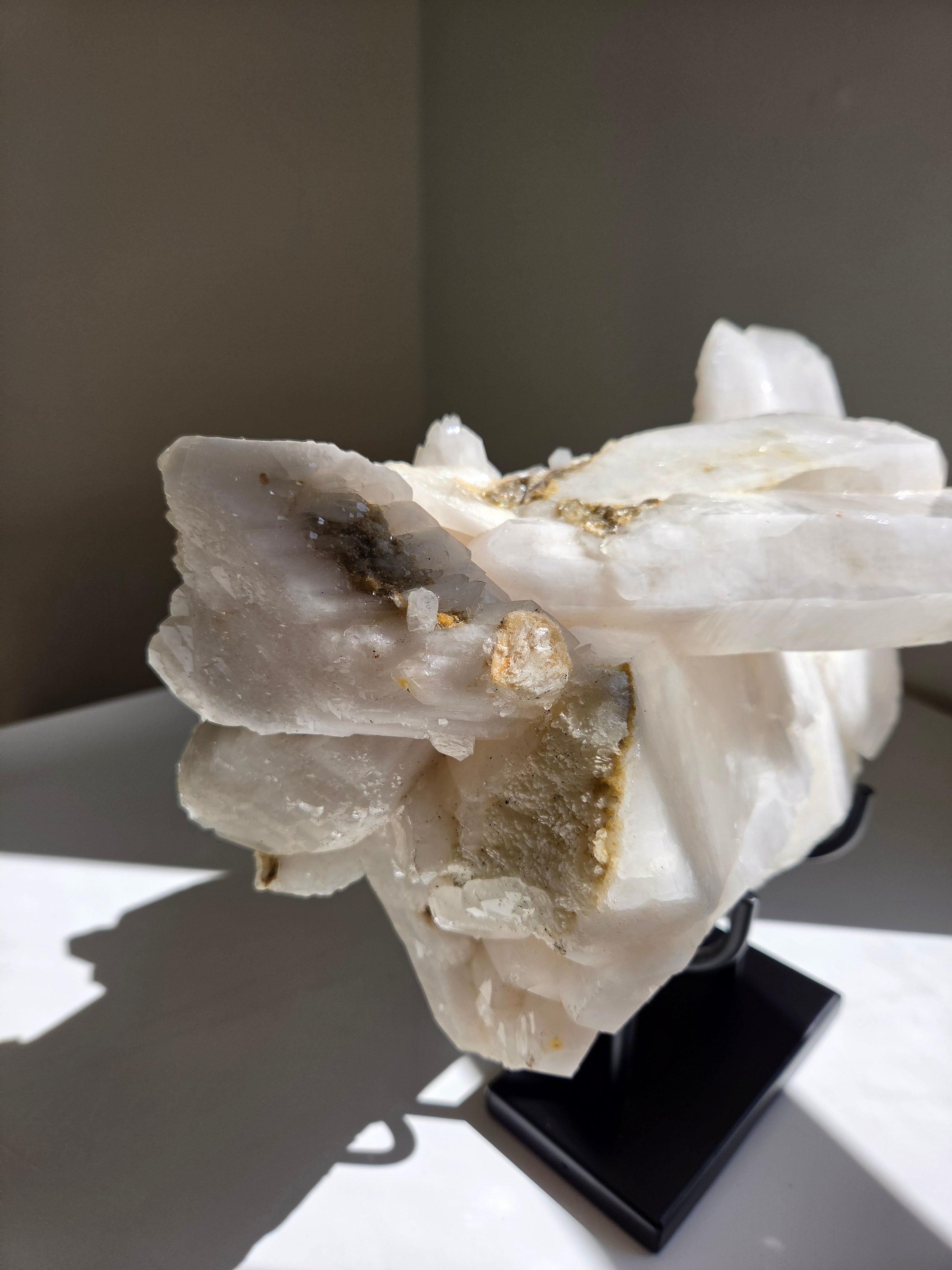 Quartz x Albite Statement on Stand