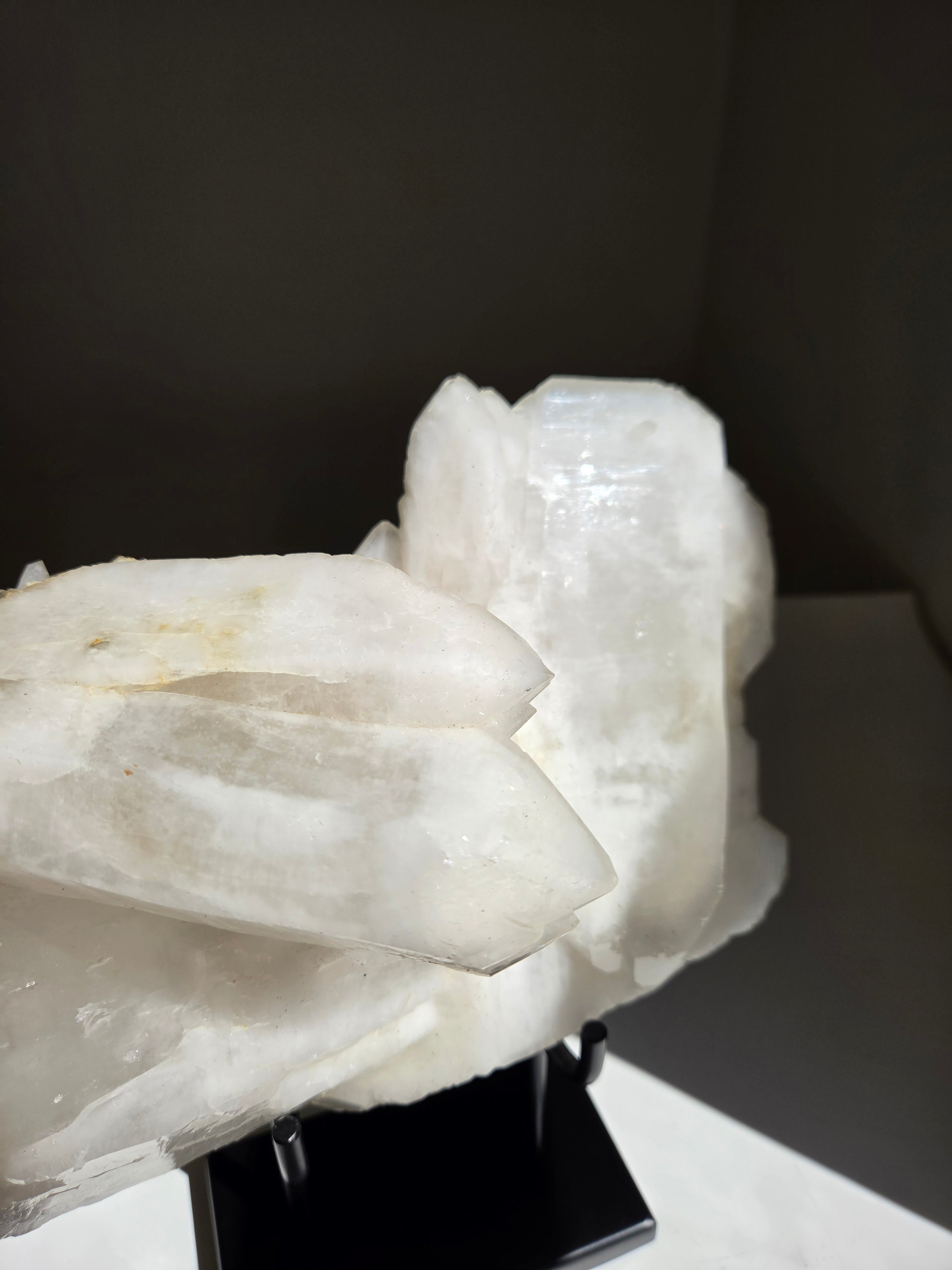 Quartz x Albite Statement on Stand