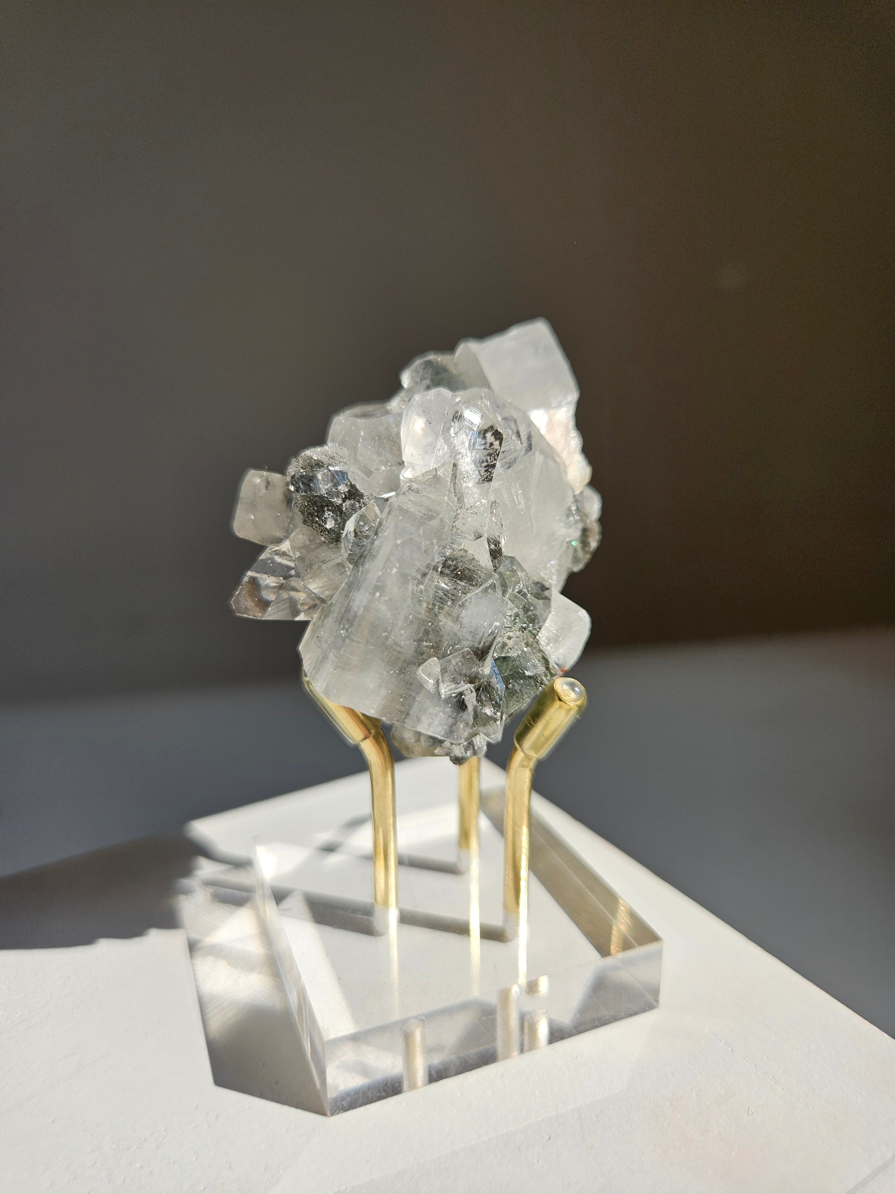 Apophyllite on Black Chalcedony 002