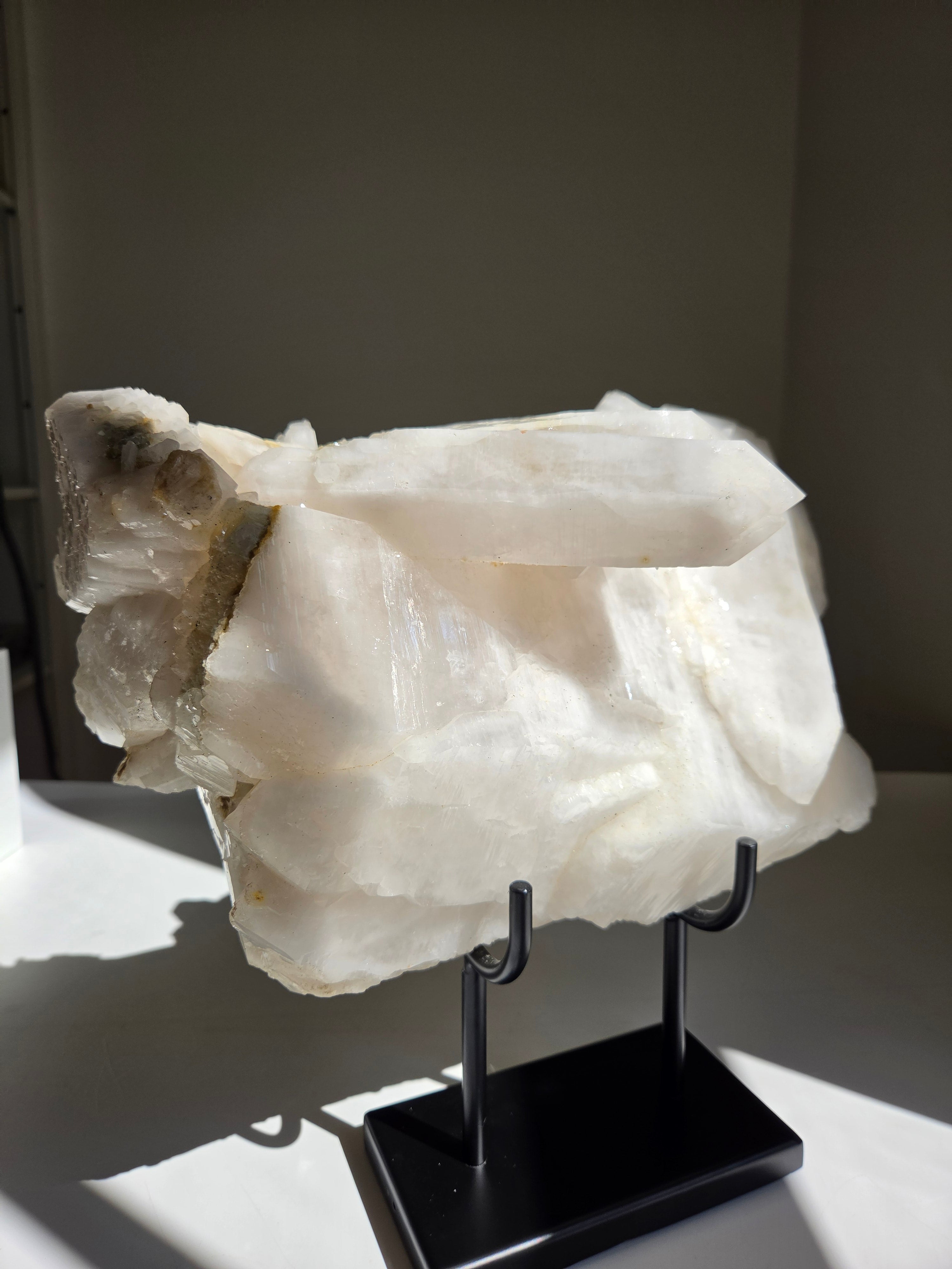 Quartz x Albite Statement on Stand
