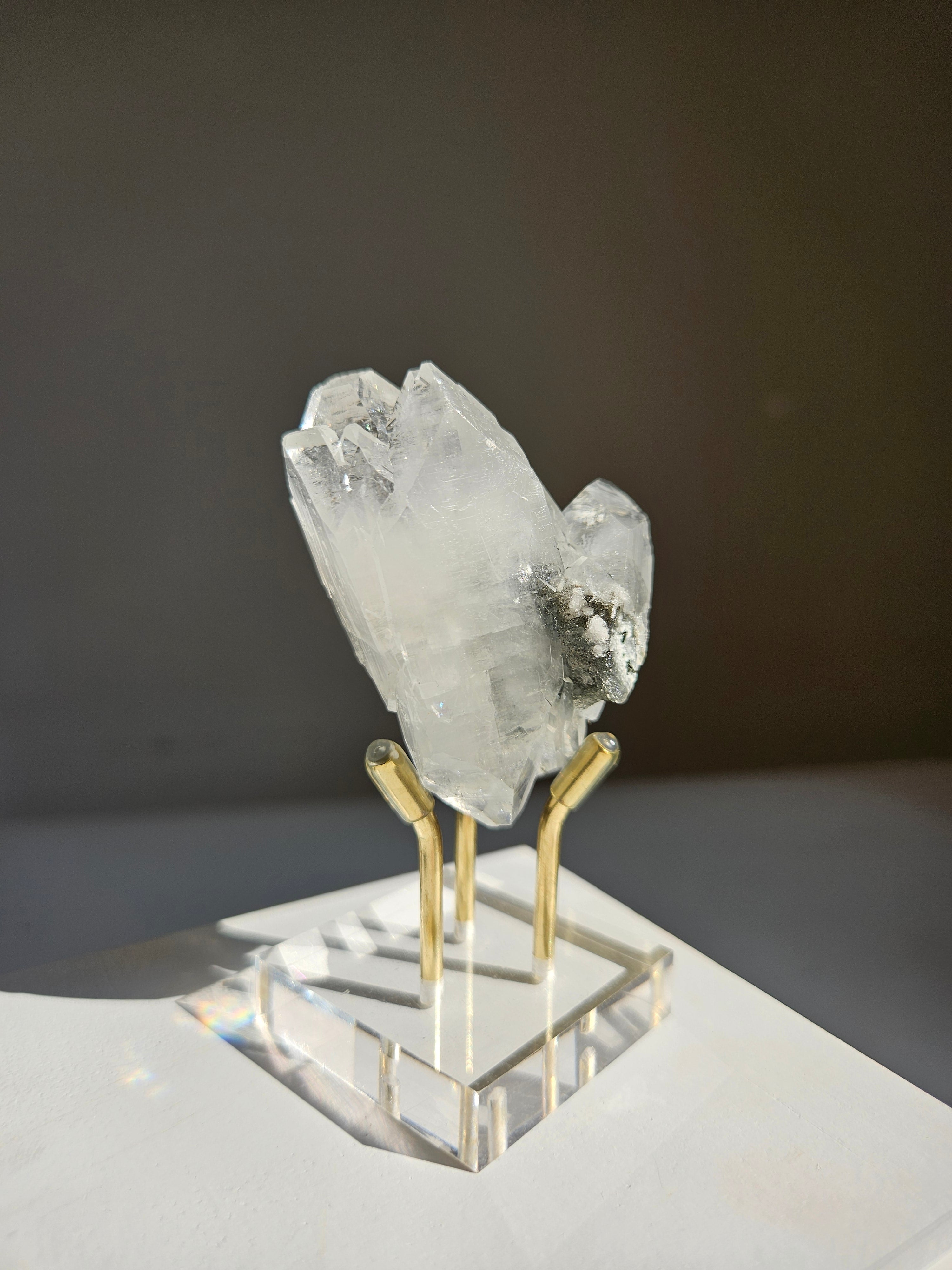 Apophyllite on Black Chalcedony 003