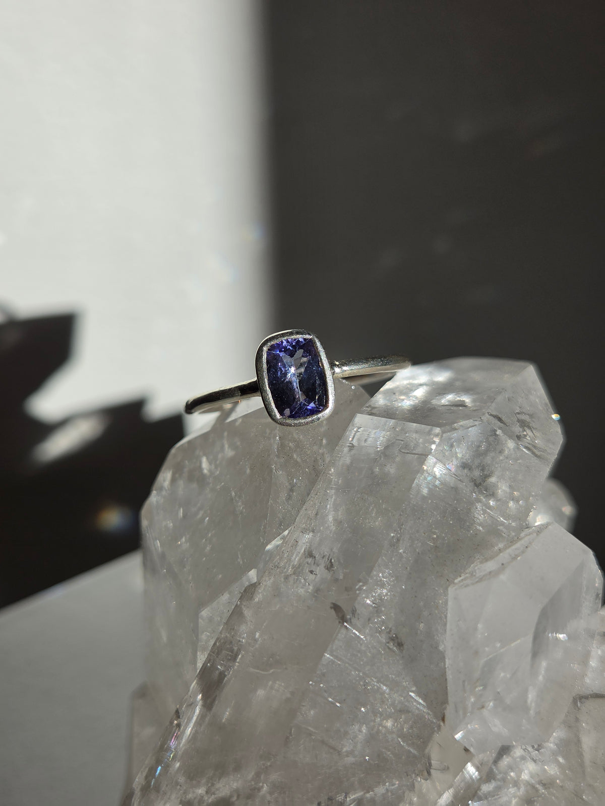 Size 9 | Tanzanite Ring | silver 060