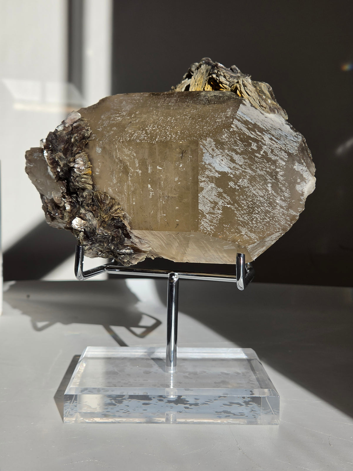 Quartz x Golden Mica on stand 009