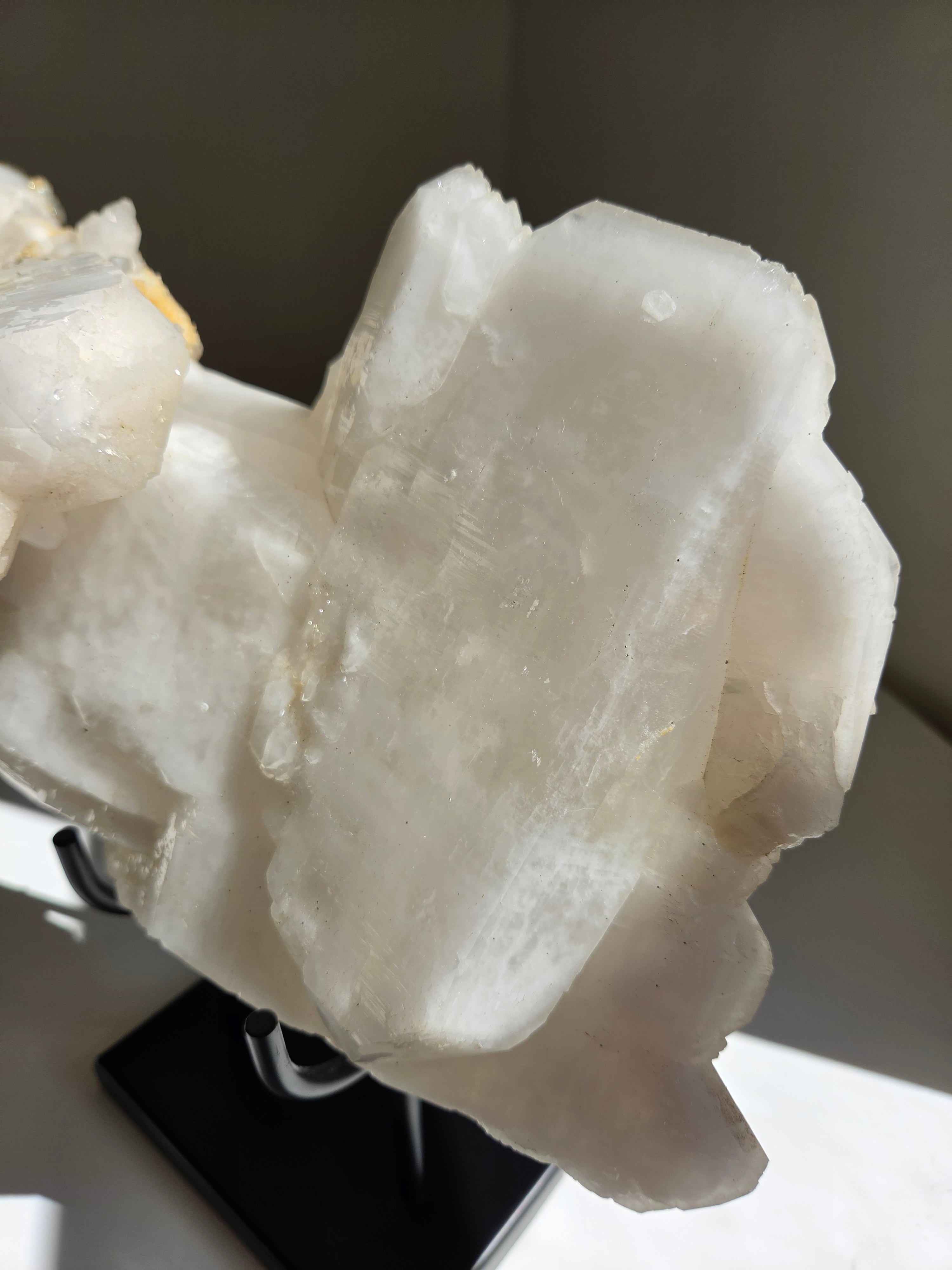 Quartz x Albite Statement on Stand