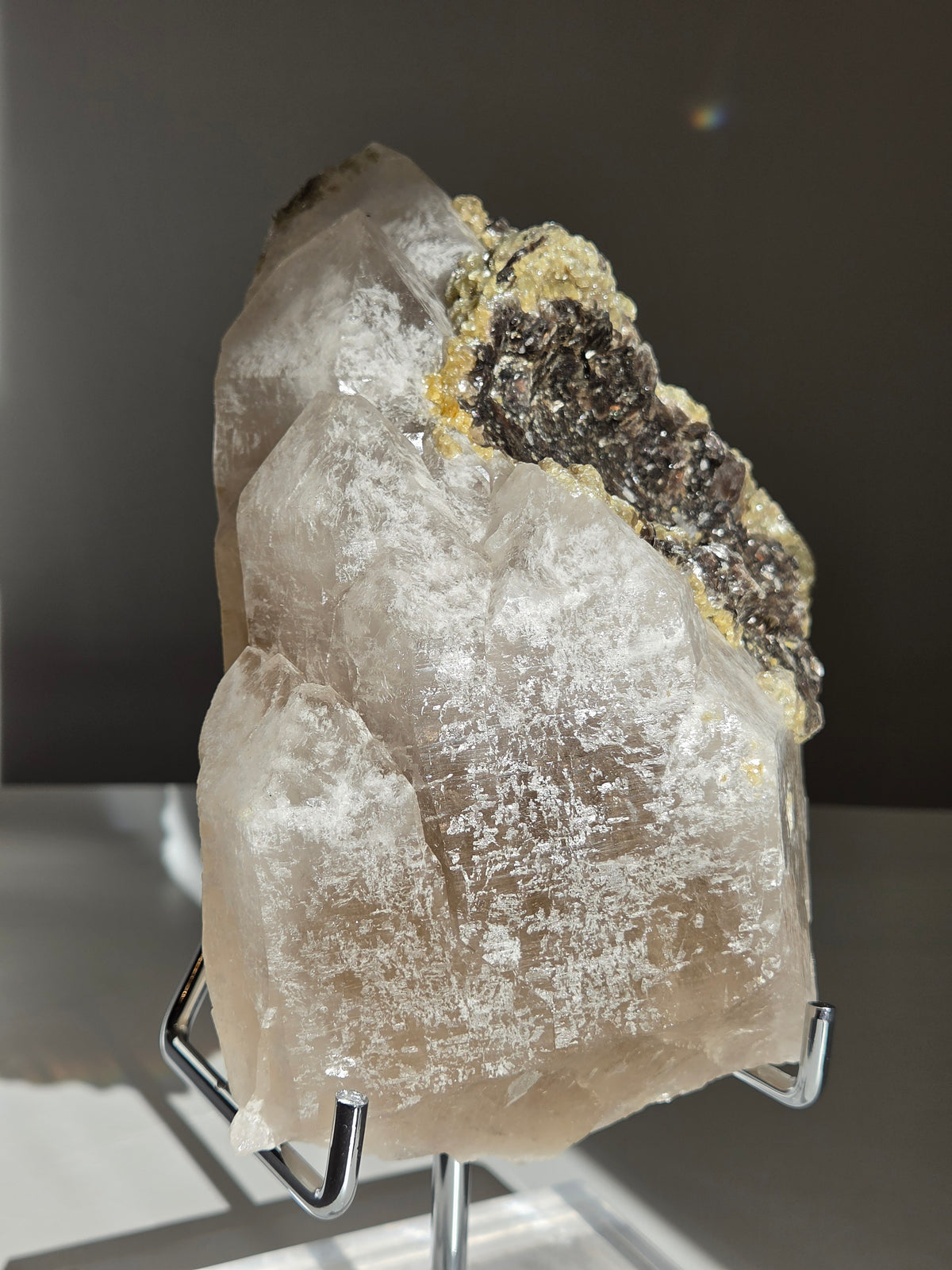 Quartz x Golden Mica on stand 008