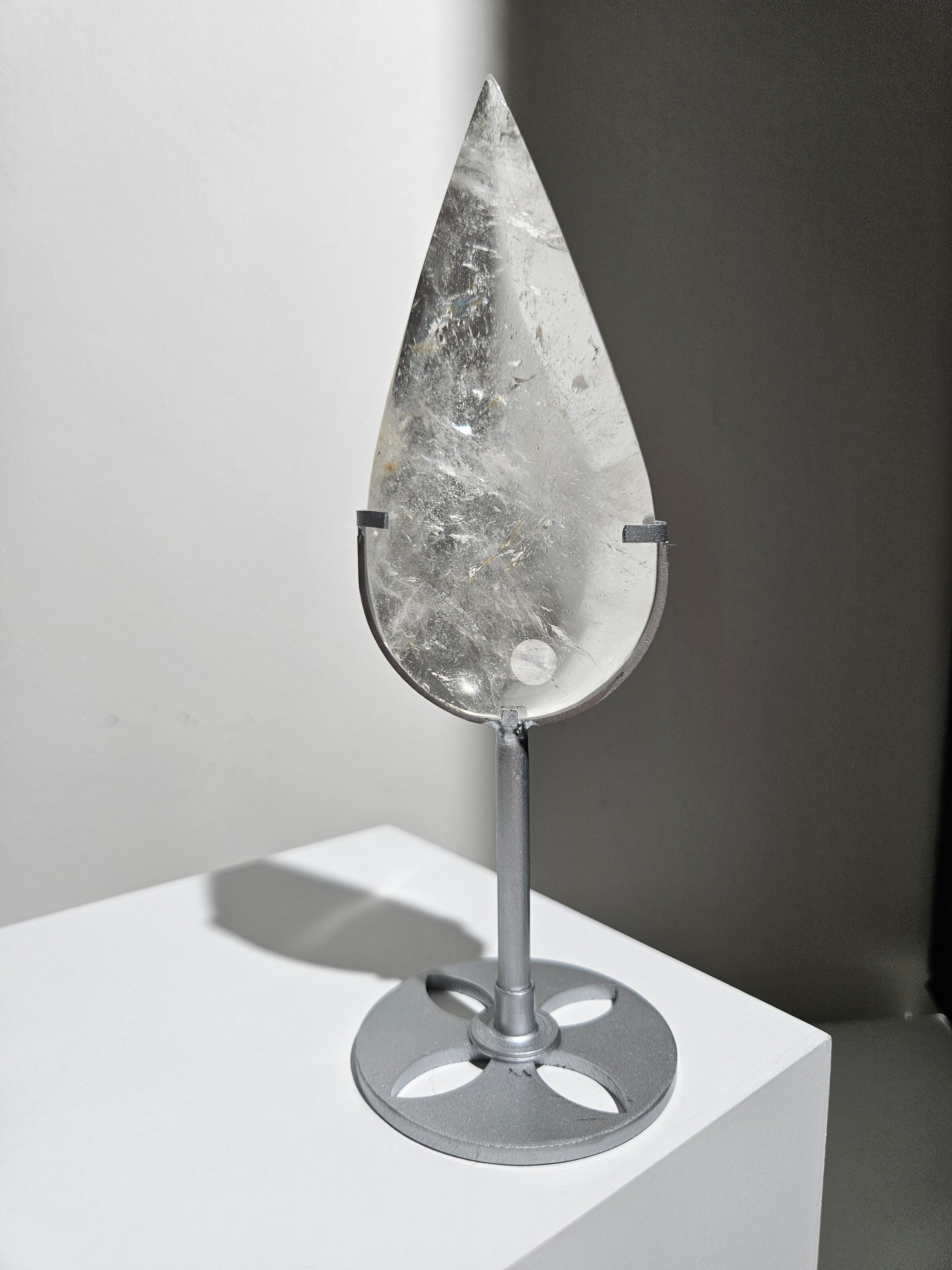 Quartz Teardrop on Stand 001